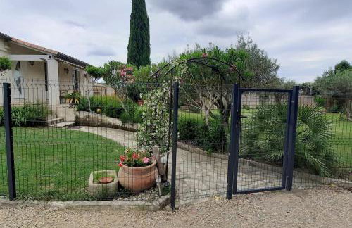 Villa l'ESTEL charme provençal, 15 pers, piscine privée & aire de jeux, au coeur du triange Arles-Avignon-Nîmes - Foto 7