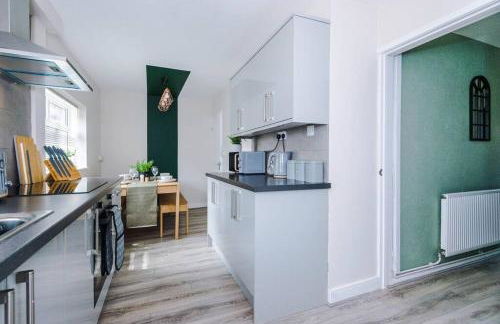 Cheerful 3 bedroom home with parking near Chester - Photo 42