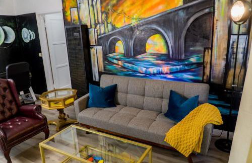 Artful Retreat - King Bed, Work Desk, WIFI, Unique Murals, Perfect for Business Travelers, Downtown & Near Universal Studios - Foto 1