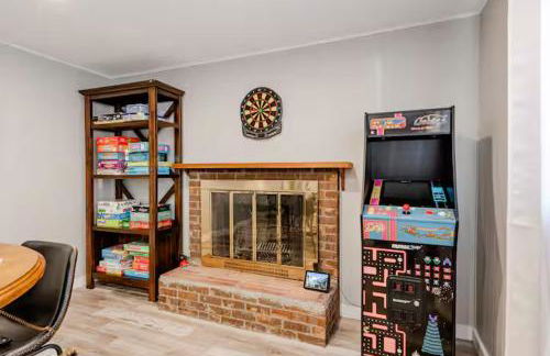 4 Bedrooms and 5 Beds with Game Room Only 5 min Drive to College and Perfect for Family's - Foto 17