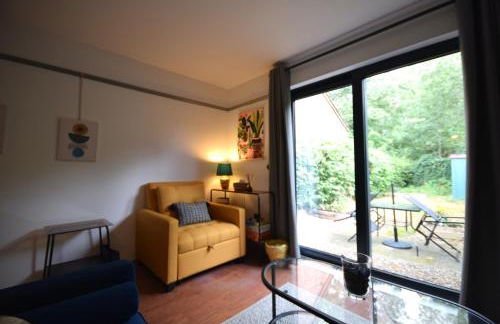 Stylish 1BR Retreat with Garden and Rustic Kitchen - Foto 7