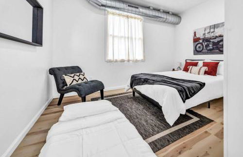 Stylish And Roomy Full House Dtwn - Photo 65