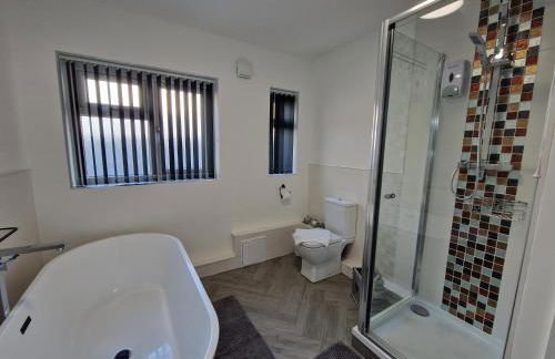 Modern & Spacious 5 Bedroom Bungalow with Parking Near Brecon Beacons & Bike Park Wales - Photo 16