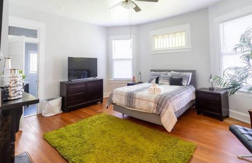 The Great Pink Lady with Huge Wrap Around Porch! - Foto 15