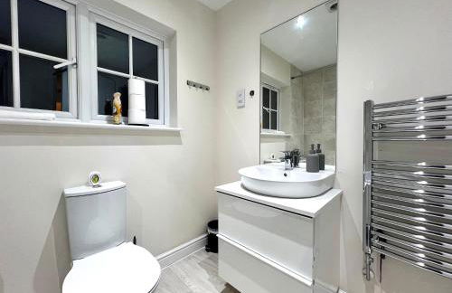 Swan's Place - Large 4bed home, Sleeps 9, Parking x2 & Games room - Foto 25