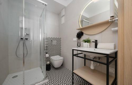 Bright Apartments with Air Conditioning, close to the Metro Station and PGE National by Noclegi Renters - Foto 6