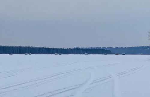 Winter Lake Escape with Access to Ice Fishing! - Foto 3