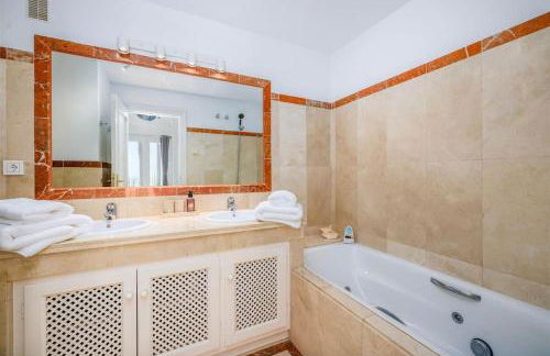 Spacious Seaside Retreat - La Perla del Mar - Photo 7