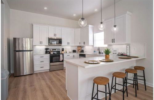 5BR3BA Minutes from the Action with Skyline Views - Foto 9