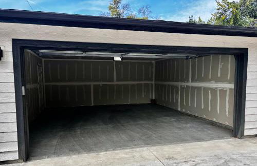 North End blue -Hot Tub - Fire Pit - Downtown -4BR - Photo 39