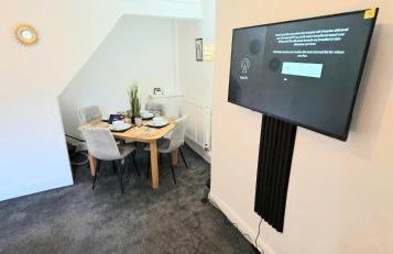Elegant 3BR Family-Friendly - Sleeps 5 - Fast WiFi -Parking - Netflix - Photo 16