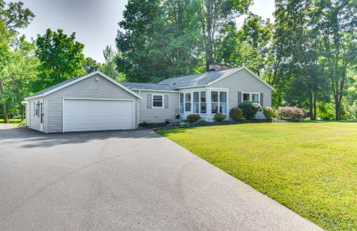 Near Trails and Wineries Victor Getaway with Fire Pit - Foto 26