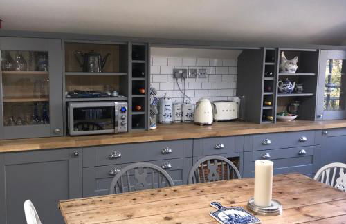 Duke of Monmouth penthouse luxury apartment Lyme Regis 3 bedroom parking Hot tub Garden dog friendly - Photo 9