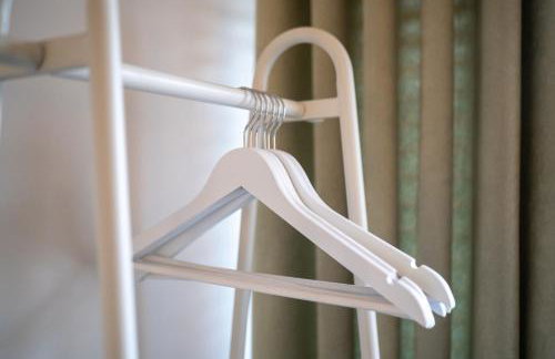 Cosy 3-Bed House With Parking, 5 Mins to QE & Uni - Photo 7