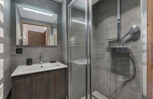 Megeve Luxury Spa Escape with views and parking - Photo 10