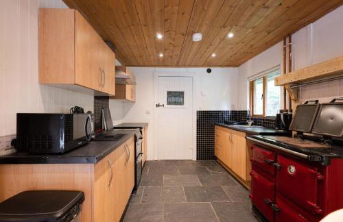 Lilly Lodge; nestled within the forest. - Foto 13