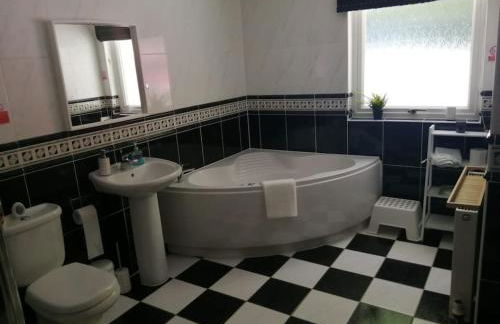 WATERSIDE 3 BED COTTAGE, HOT TUB, SAUNA, PVT BEACH - Foto 42