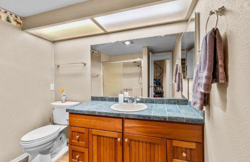 Charming Country Club Condo with Loft & Fireplace - Foto 12