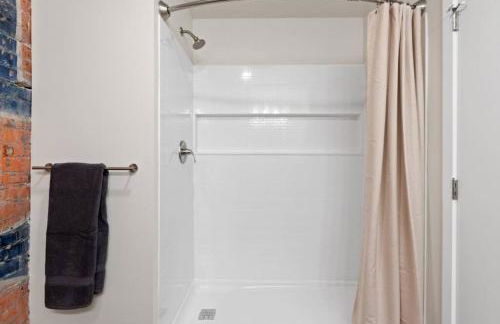 Spacious Apartment with King Beds - J and K on Main - Foto 20