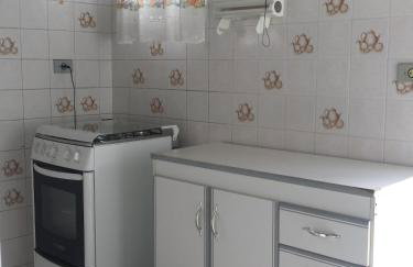 Chale de Madeira - Lareira e Fogueira---lindo gramado com mesa para café da manhã, churrasqueira e fogueira - Foto 32