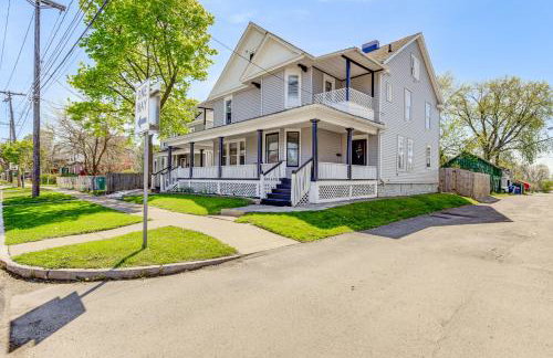 Walk to Niagara Falls! Family Home with Yard - Foto 1