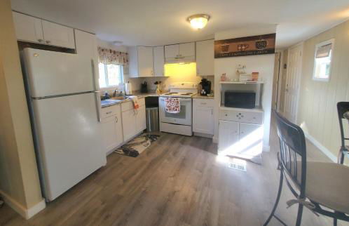 Cheerful Cozy Cottage 2 bedroom 1bath - Photo 6