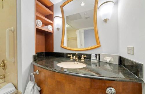 Bold Boardwalk 2BR 3BA Condo by CozySuites - Foto 25