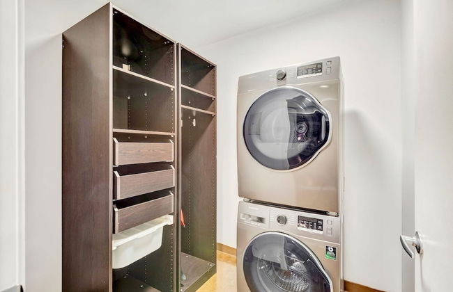 Downtown Condo w Incredible Views and BBQ - Photo 23