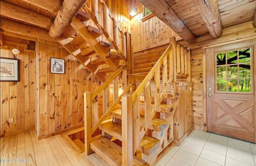 Poconos True Log Cabin with Sauna, Movie Theather, Hot Tub & Fire Pit! - Foto 25