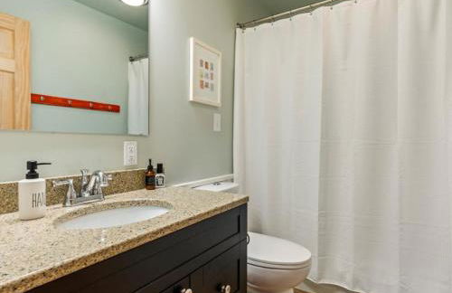 Cute Whitefish Cabin with Hot tub - Foto 10