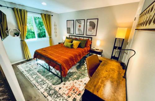 Colorful Comfort 3 Bedroom Home with Fenced yard - Foto 21