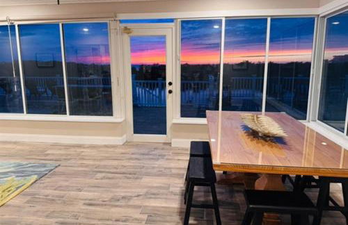 Gorgeous vacation home on the water with heated pool and sand! - Foto 1