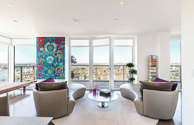 Luxurious 3-bed Sky-high Battersea Gem - Foto 16