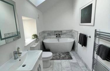 The Carthouse (Luxury 2 bed with private hot tub) - Photo 20