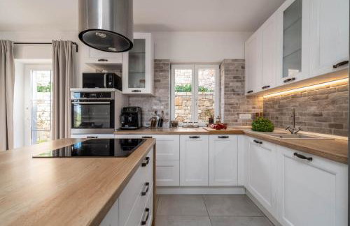 Villa Ani! Traditional and luxurious 4-bedroom villa with heated pool and sea views - Foto 13