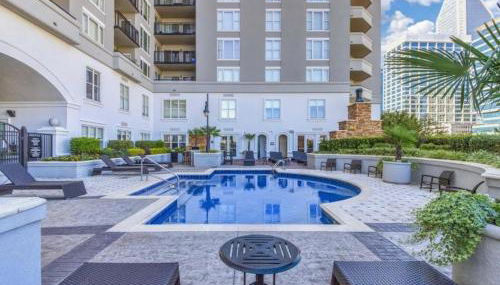 Spacious 2 Bed, 2 Bath Uptown Gem in the Heart of the City-Parking-Wi-Fi-Balcony-Walk to BOA Stadium - Foto 1