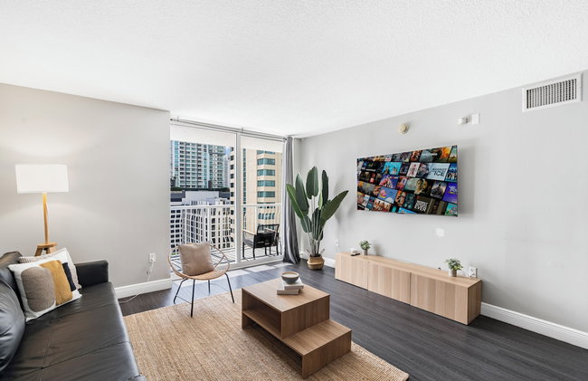 Luxurious 3BR Condo with Pool in Brickell - Photo 124