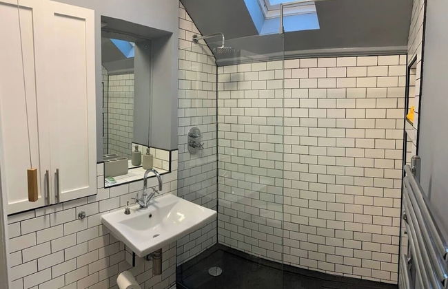 Cute House with Courtyard - Photo 17