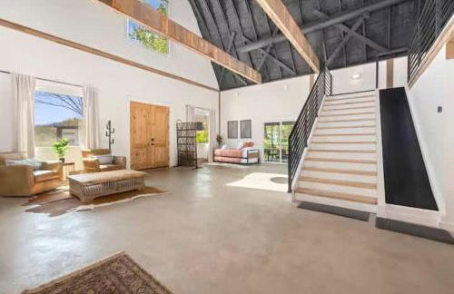 Adventure Barn - On HGTV Fixer to Fab -Access MTB - Foto 80
