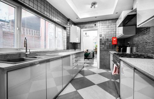 Stylish 4 Bedroom Townhouse - Edgbaston - Near Birmingham City Centre - Sleeps 8 - Parking - 578P - Foto 17