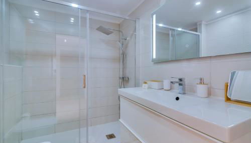 Apartamento Al Sakia 2bdr com piscina e ar condicionado - Foto 5, towels, Shower