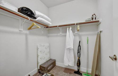 Charming Apartment in Southtown Wifi Pool Gym - Photo 23