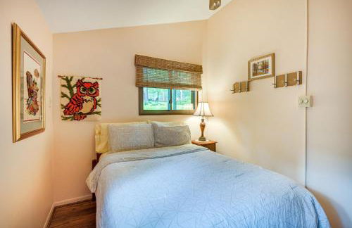 Charming Hedgesville Retreat with Deck and Fireplace! - Foto 17