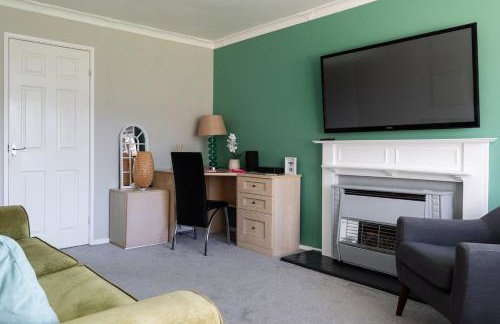 Clicketts - 3-Bedroom, Full Entire House, Sleeps 6 guests, Free wifi, Street Parking, Smart TV, Basildon, Essex London - Foto 38