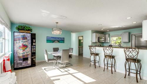 3 Mi to Riviera Beach! Group-Friendly Home with Yard - Foto 5