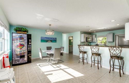 3 Mi to Riviera Beach! Group-Friendly Home with Yard - Foto 5