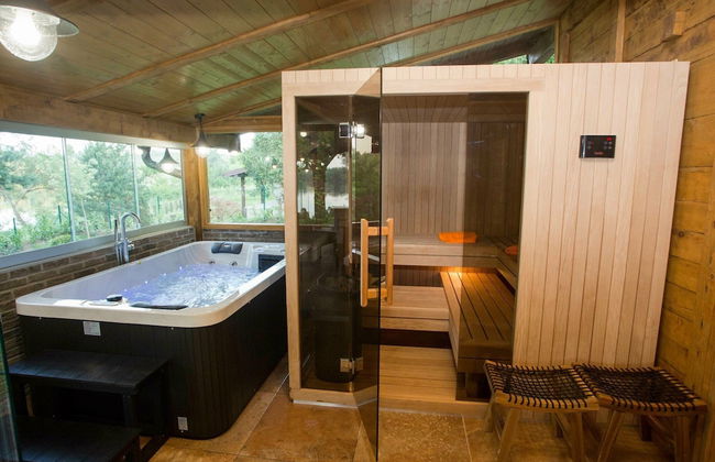 Amazing Chalet with Private Garden, Hot Tub, Sauna, Great Location by the River - Foto 13