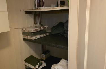 3BR House with Parking 10 Mins to Airport Sleeps 6 - Foto 6