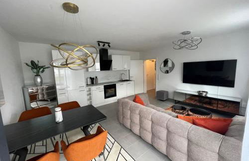 Hochwertige Stilvolle 2 Zimmer Erdgeschoss Wohnung mit großer Terasse und Garten - Foto 1