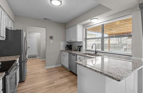 DFW Retreat - Pool, Spa & Minutes to Dallas & Fort Worth - Photo 16